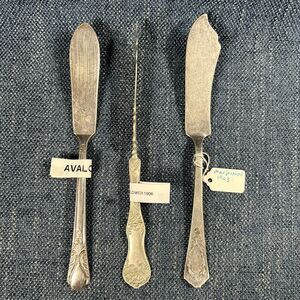 3 Antique Silverplate Butter Knives 2 Flat 1 Twisted Master 1903-1940